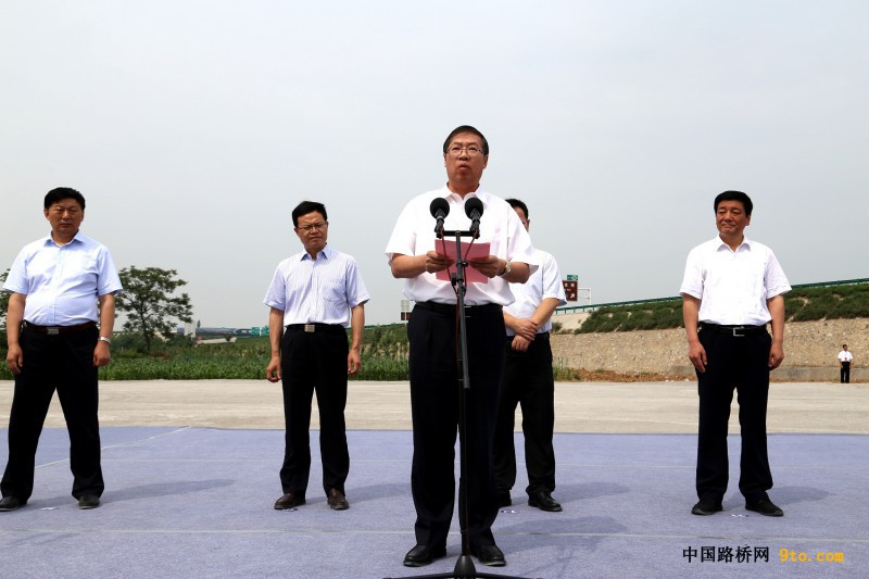 圖為中國(guó)鐵建總裁莊尚標(biāo)在合銅、吳華高速公路項(xiàng)目開工儀式發(fā)表重要講話